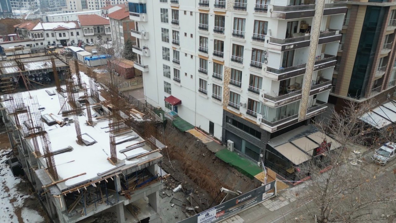 İstinat duvarı çöken bina havadan görüntülendi