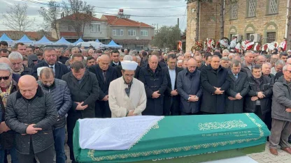 İYİ Partili Turhan Çömez annesini son yolculuğuna uğurladı