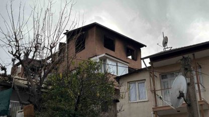 İzmir’de 3 katlı binanın çatı katında yangın