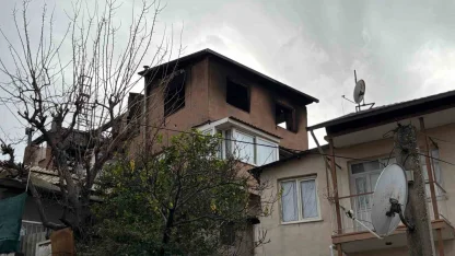 İzmir’de 3 katlı binanın çatı katında yangın