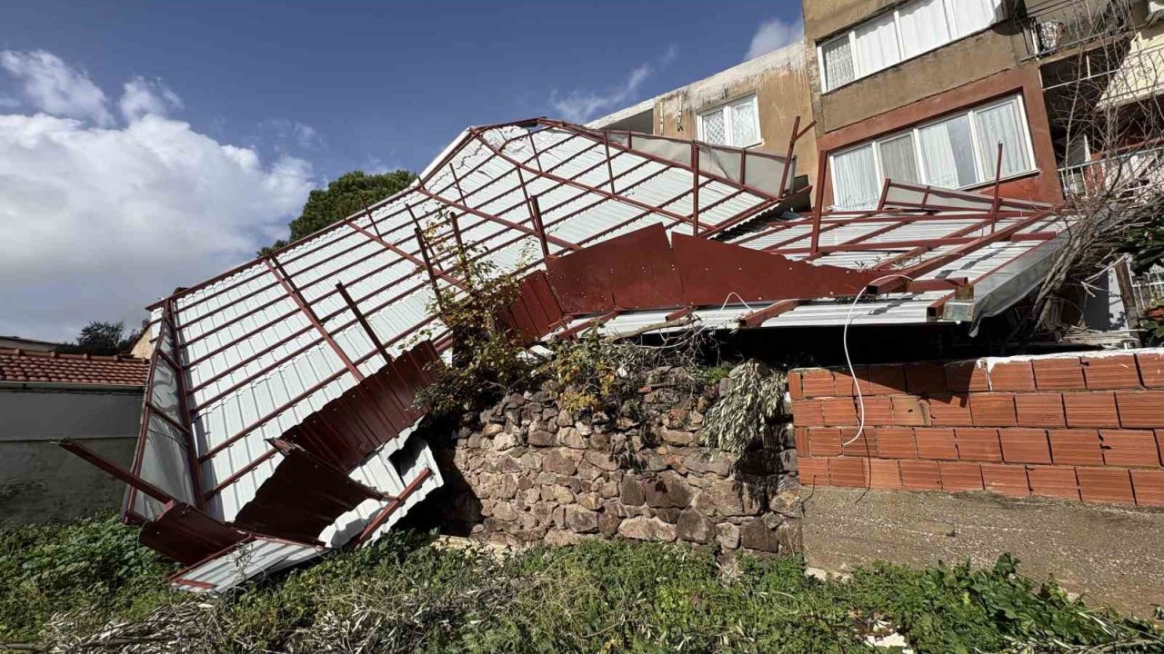 İzmir’de 4 katlı binanın çatısı uçtu