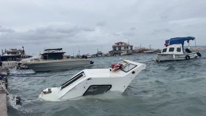 İzmir’de fırtına ve dev dalgalar tekneleri batırdı