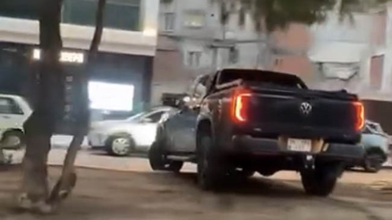 İzmir’de orta refüjden karşı yöne geçen sürücüye ceza yağdı