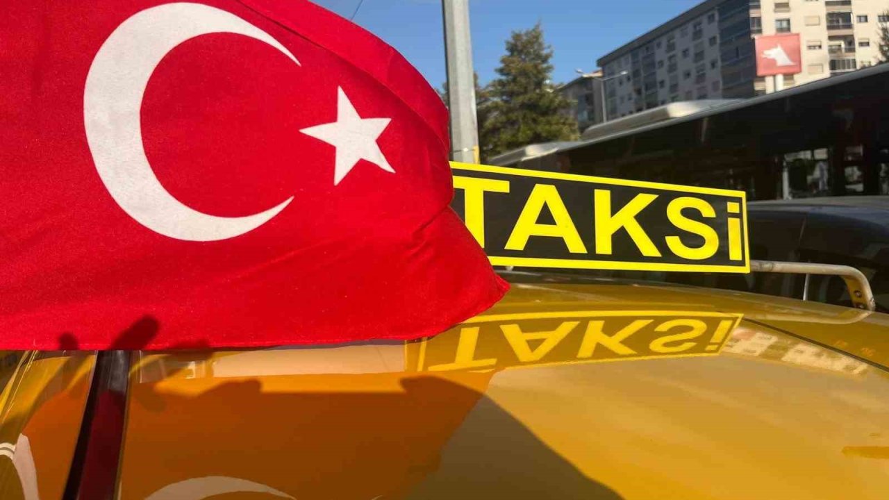 İzmir’de taksicilerden Türk bayraklı konvoy