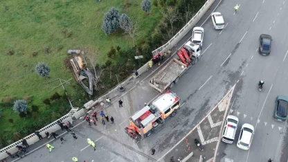 İzmir’de ‘Uçan Yol’da feci kaza: 1’i ağır 3 yaralı