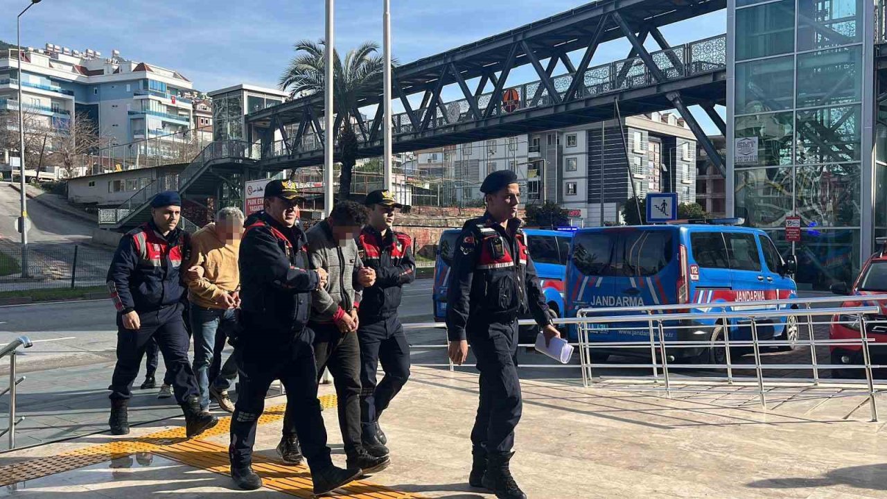 Jandarmayı görünce çaldıkları avokadoları bırakıp kaçtılar