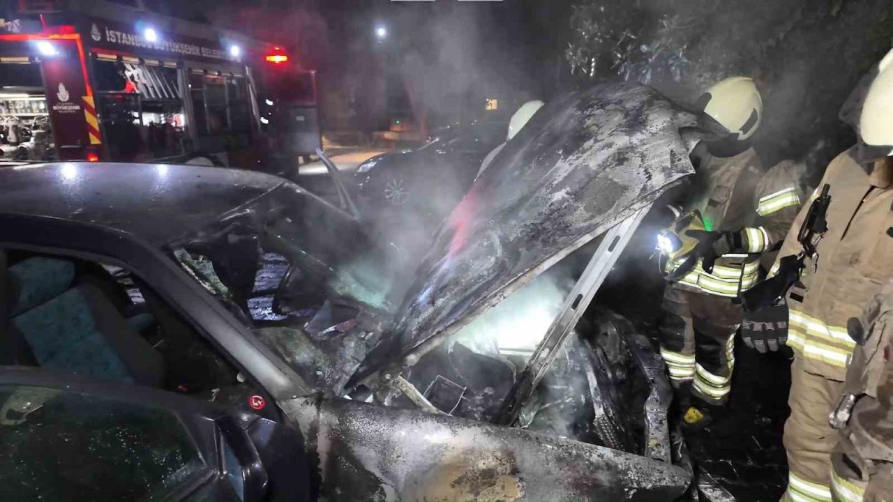 Kadıköy’de apartman otoparkında otomobil alev aldı