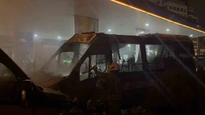 Kağıthane’de benzin istasyonunda 2 minibüs alev aldı