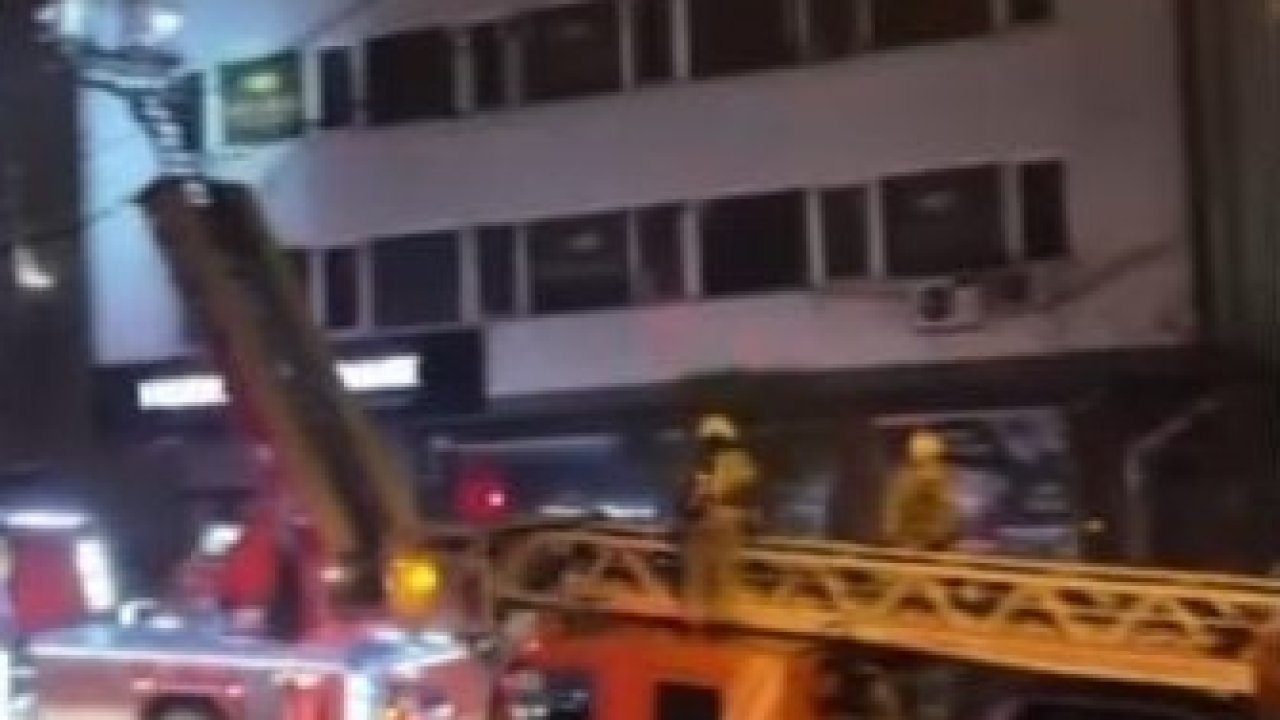 Kağıthane’de binanın çatısı alevlere teslim oldu