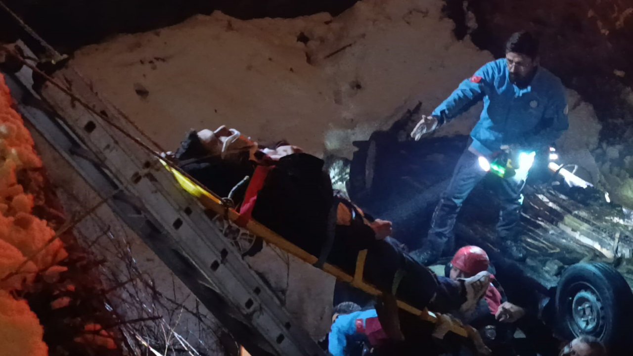 Kahramanmaraş’ta otomobil köprüden uçtu 1’i ağır 4 kişi yaralandı