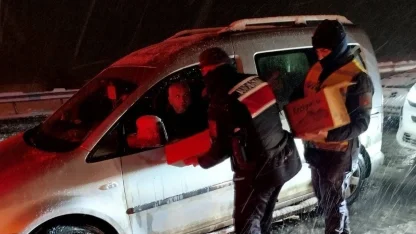 Kahramanmaraş’ta yolda mahsur kalan vatandaşlara jandarmadan yardım