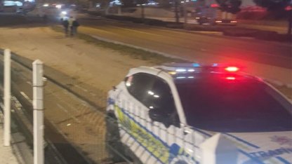 Kaldırıma çarpan motosiklet defalarca takla attı: 22 yaşındaki sürücü hayatını kaybetti