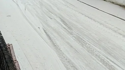 Kamyonet buzlanan yolda kayarak ilerledi