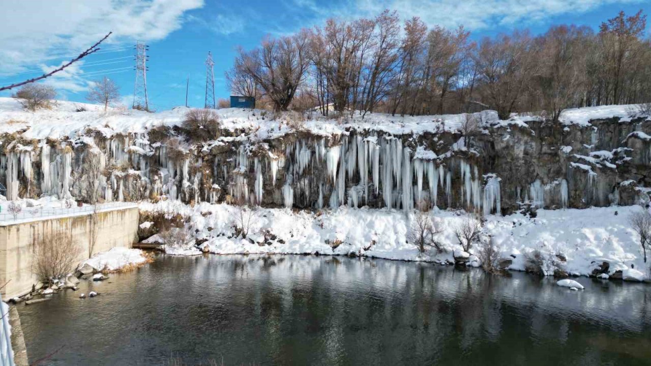 Kanyonda oluşan metrelerce boydaki buz sarkıtları görsel şölen sunuyor