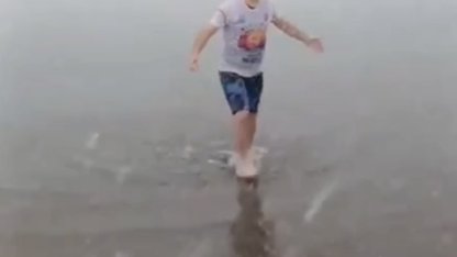 Kar altında denize girip yüzdü attı