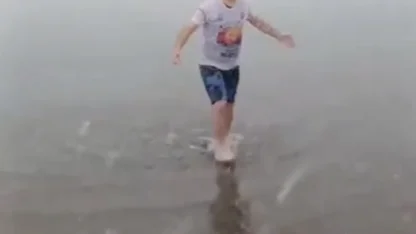 Kar altında denize girip yüzdü attı