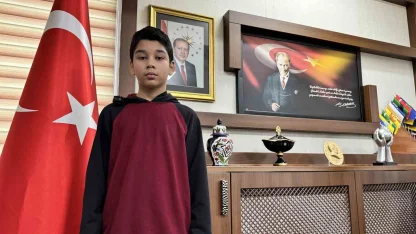 Kar altında İstiklal Marşı’na eşlik eden Türkmen öğrenci ödüllendirildi