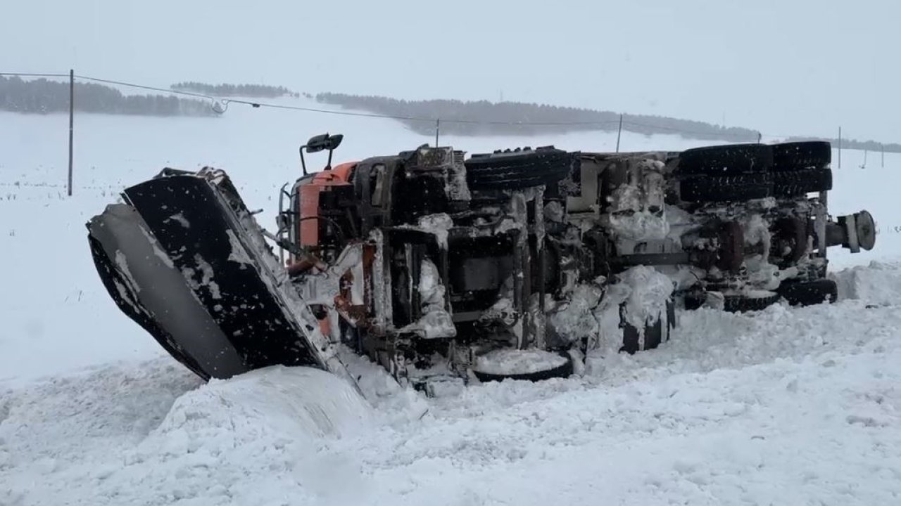Kar küreme aracı kaza yaptı