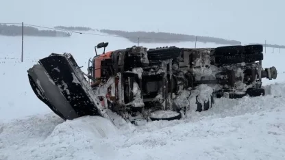 Kar küreme aracı kaza yaptı