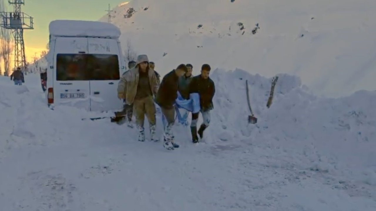 Kar temizlerken damdan düştü, ekipler hastaneye yetiştirdi