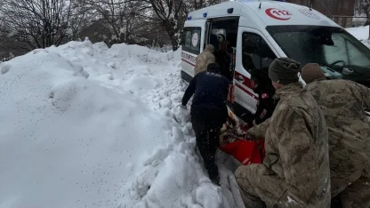 Kar ve tipiden yolu kapanan köydeki hasta kadın hastaneye ulaştırıldı