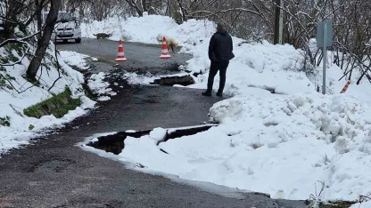 Kar yağışı sonrası mahalle yolu heyelana teslim oldu