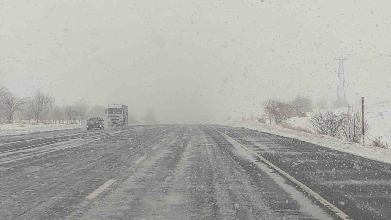 Kar yağışı Van-Bitlis yolunda etkili oluyor