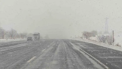 Kar yağışı Van-Bitlis yolunda etkili oluyor