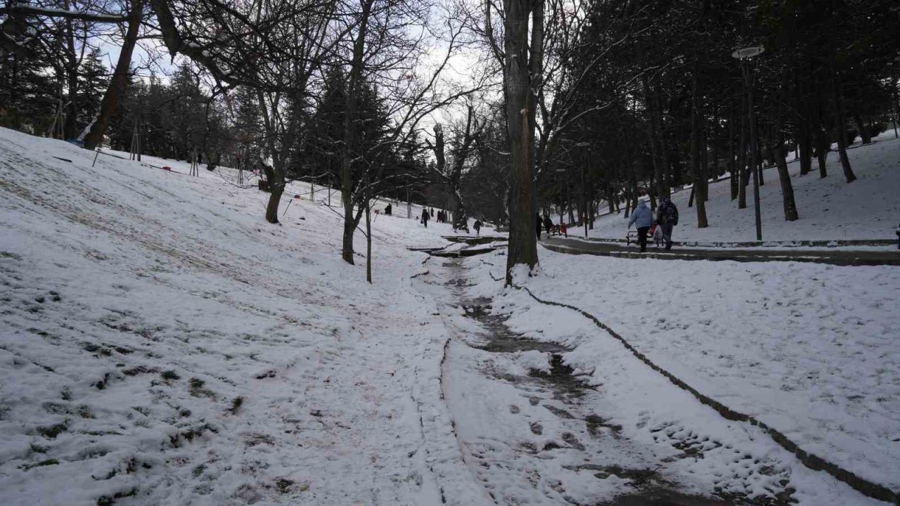 Kar yağışını fırsata çeviren Ankaralılar parklara akın etti