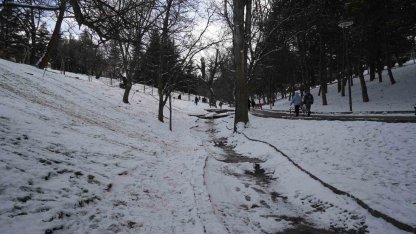 Kar yağışını fırsata çeviren Ankaralılar parklara akın etti