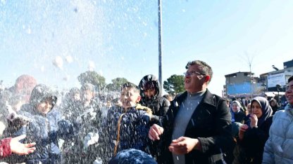 Kar yağmayan ilçede çocuklara kar sürprizi