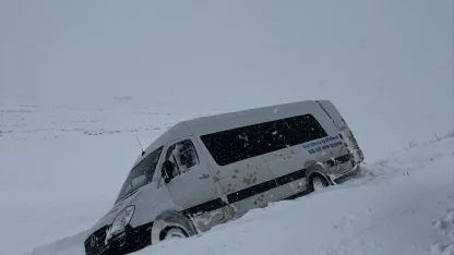 Kara saplanan minibüsteki yolcuları jandarma kurtardı