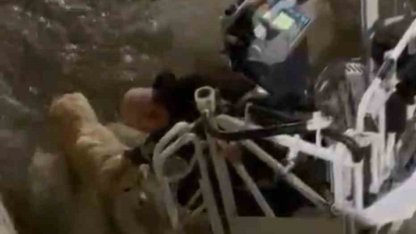 Karabük’te su kanalına düşen köpeği itfaiye kurtardı