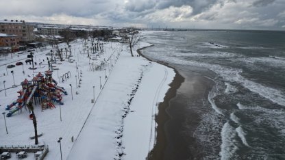 Karadeniz’in hırçın dalgaları karla buluştu, ortaya eşsiz fotoğraflar çıktı