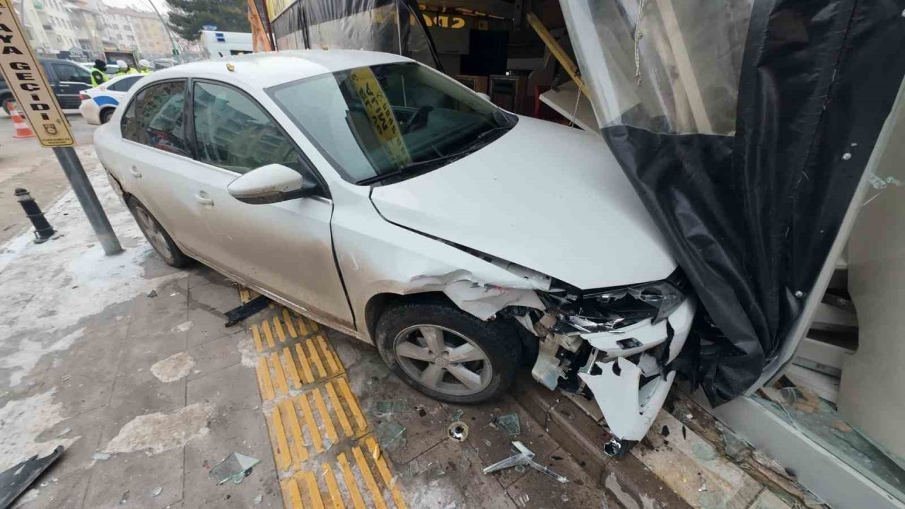 Karaman’da 3 kişinin yaralandığı kazada otomobil iş yerine daldı