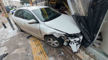 Karaman’da 3 kişinin yaralandığı kazada otomobil iş yerine daldı