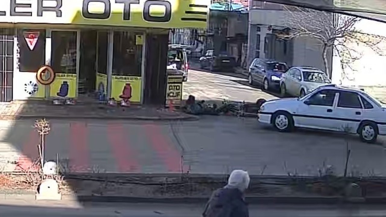 Karaman’da motosikletlinin yaralandığı kaza kameraya yansıdı