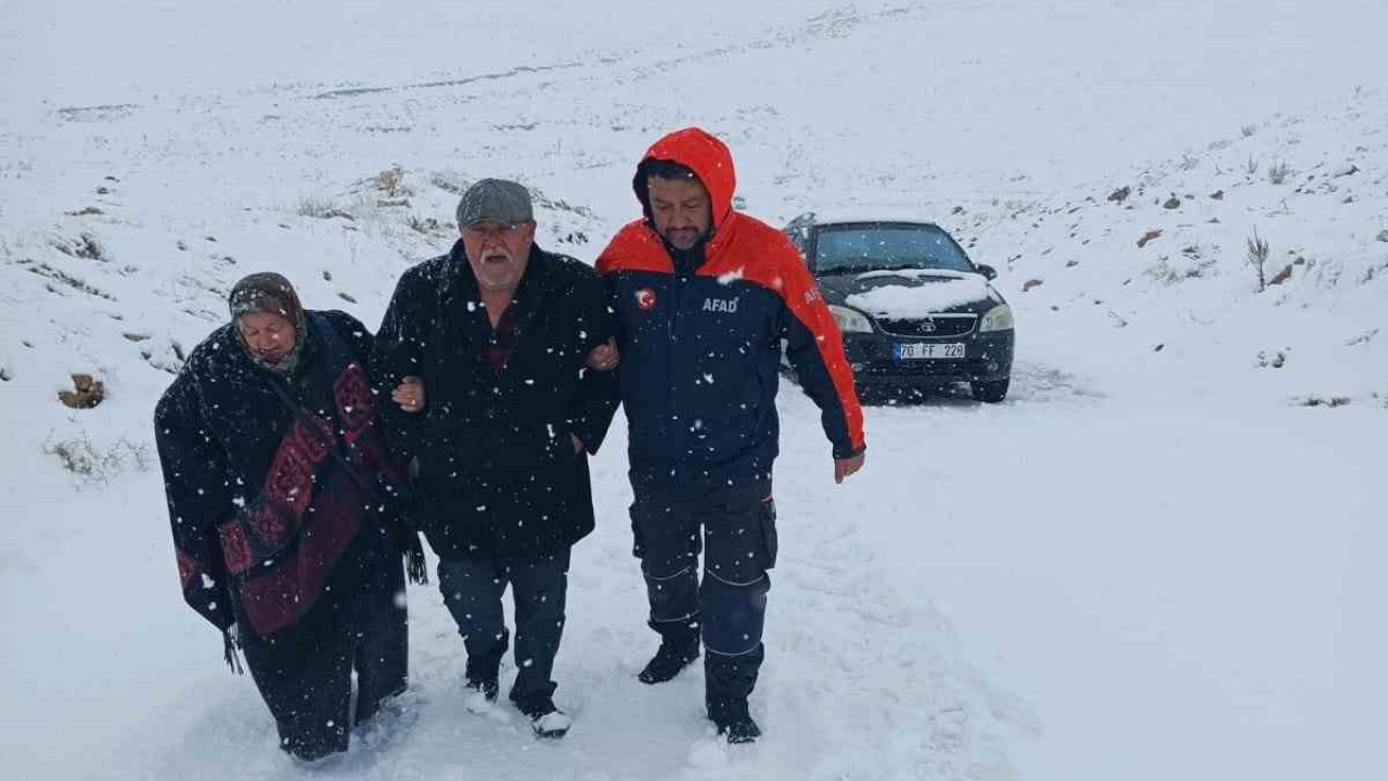 Karaman’da yolda kalan iki araçtaki 4 kişi kurtarıldı