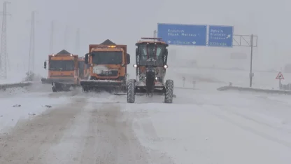 Karayolları ekipleri karla mücadele için seferber oldu