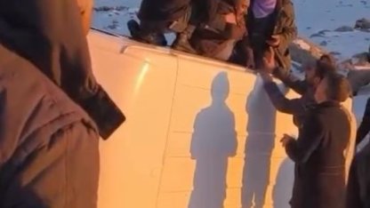 Karda devrilen minibüsteki yolcuları vatandaşlar kurtardı