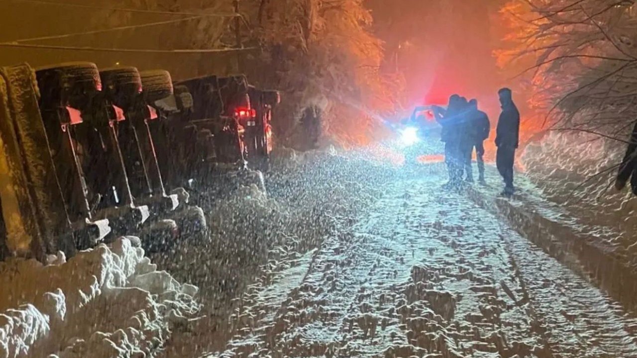 Karda kayan CNG tankeri devrildi