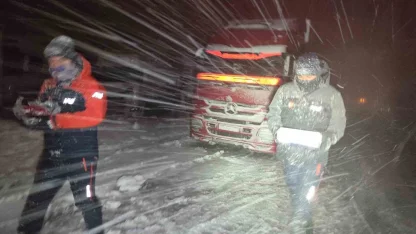Kardan dolayı mahsur kalanlara kumanya desteği
