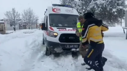 Karla kapanan köy yolunda zamanla yarış: Hasta sağlık ekiplerine ulaştırıldı