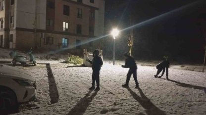 Karla kaplanan yolda araçlar ilerlemekte güçlük çekerken, eğlenmek isteyenler soluğu sokakta aldı