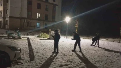 Karla kaplanan yolda araçlar ilerlemekte güçlük çekerken, eğlenmek isteyenler soluğu sokakta aldı