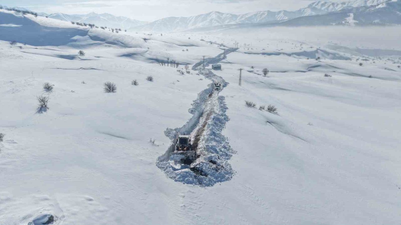 Karla kaplı mezrada mahsur kalan köylünün imdadına ekipler yetişti