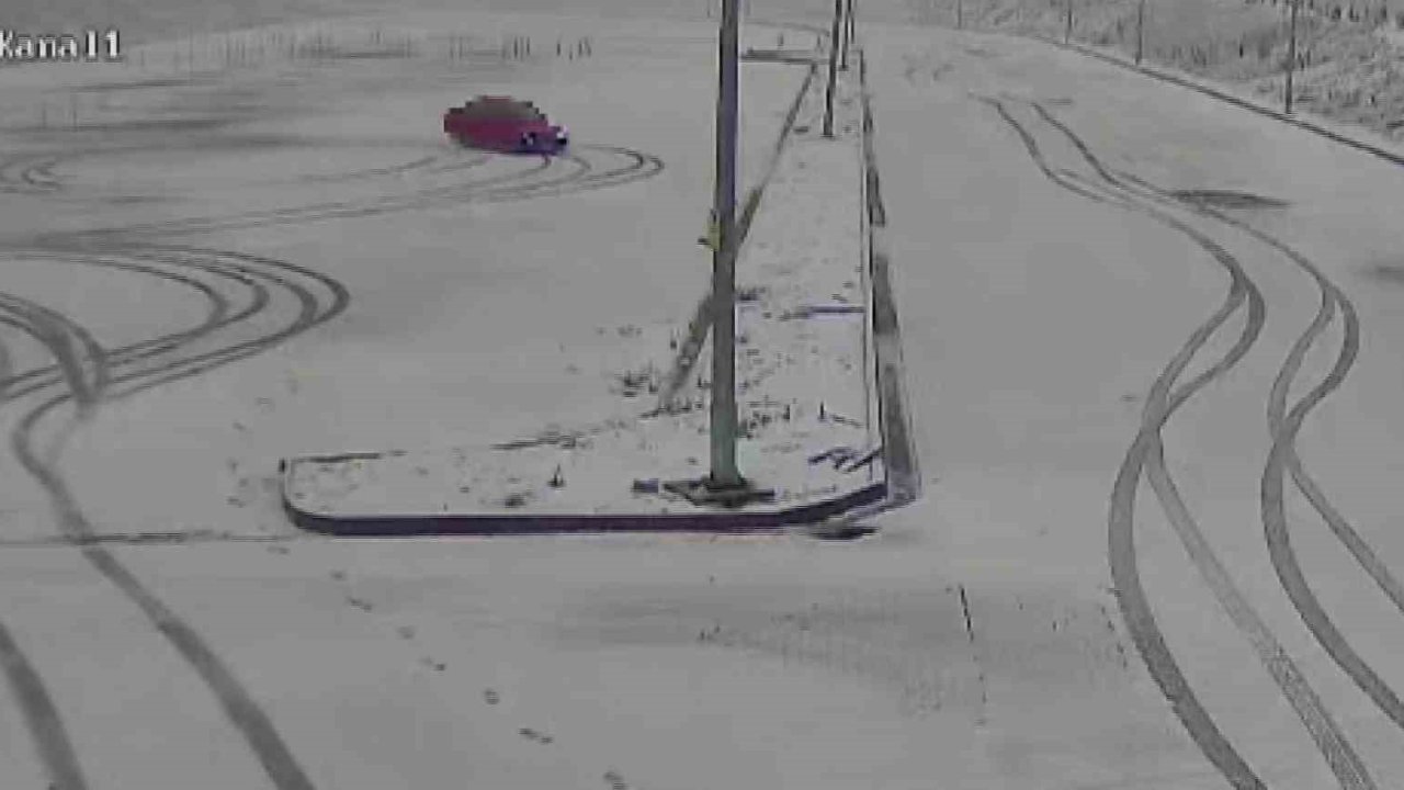 Karla kaplı sınav parkurunda drift yaptılar, kameraya yakalandılar