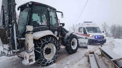 Karla kaplı yolda kalan ambulansı ekipler kurtardı