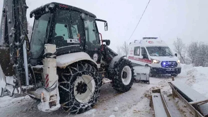 Karla kaplı yolda kalan ambulansı ekipler kurtardı