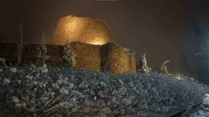 Karlar altındaki Aydos Kalesi mest etti